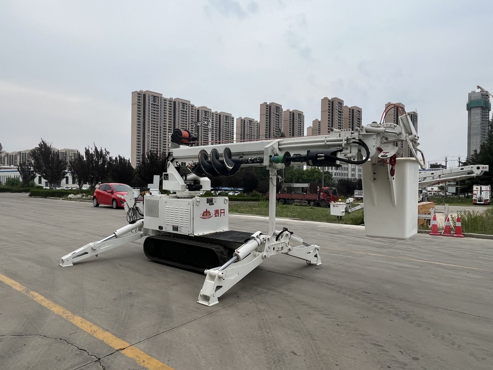 Crawler Multifunctional Insulated Work Vehicle