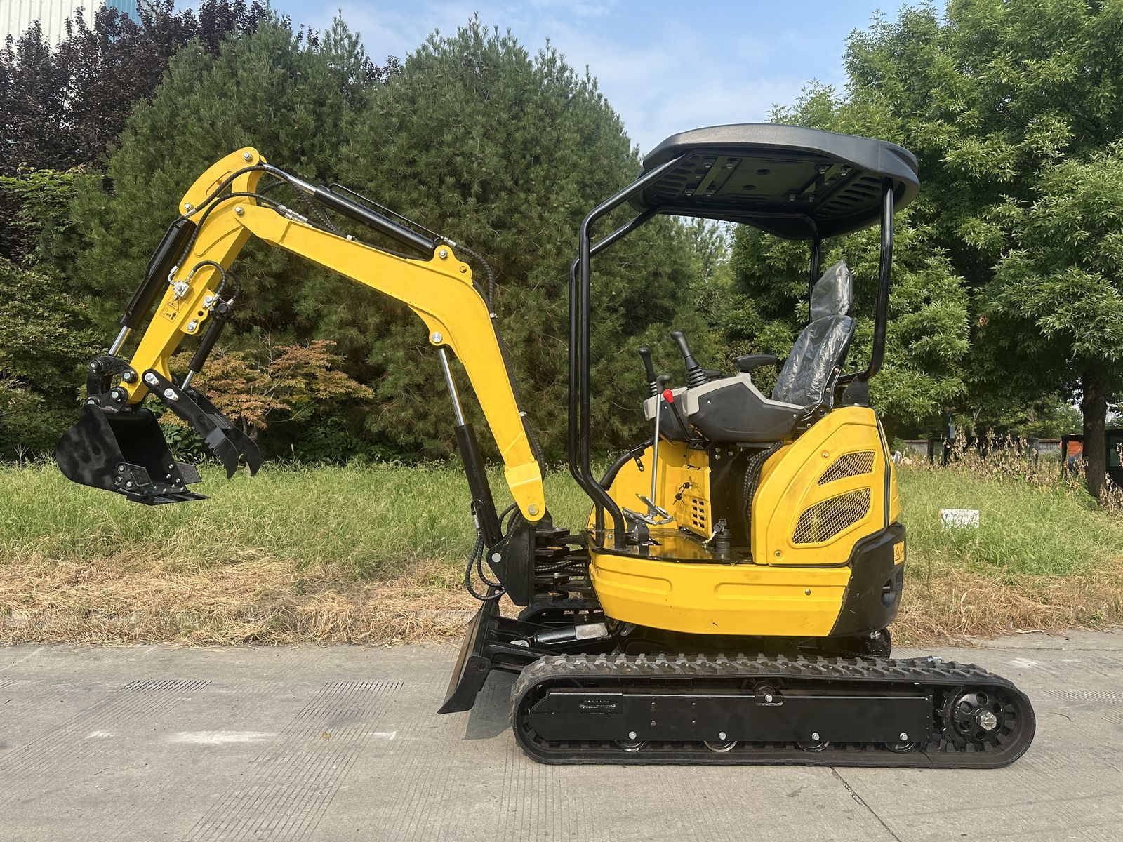 ME22 2.2 Ton Mini Excavator